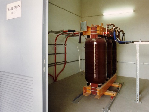 Distribuidores y generadores eléctricos pagan a los transportistas un cargo fijo por conexión y capacidad de la red de transporte y participan de las transacciones de potencia reactiva