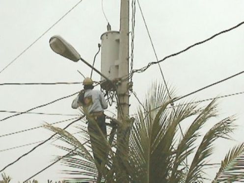 Estas conexiones provocan desperfectos en la propia red eléctrica y causan problemas de tensión que pueden generar problemas en los electrodomésticos provocando accidentes graves así como posibles incendios.