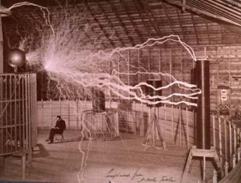 La central del Niágara había nacido a fines del siglo XIX en la mente de un niño serbio llamado Nikola Tesla, quien leyó en la escuela una descripción de las cataratas y se imaginó una rueda hidráulica que aprovechara su tremenda energía. 