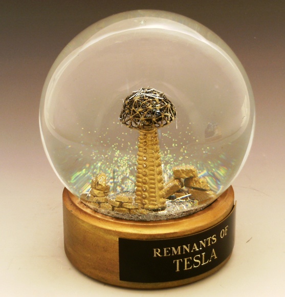 Muchos le atribuyen la invención de la cámara Kirlian; hay quien ofrece los planos de un receptor de energía gratis, o explica la influencia de la “filosofía védica” sobre Tesla.