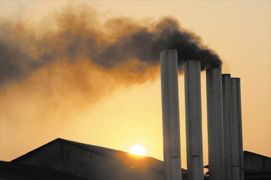 Sin embargo, las mayores eficiencias en el uso de combustibles fósiles y en las reducciones obligatorias de las emisiones que contribuyen al calentamiento global, por sí mismas, no son suficientes para abordar de forma adecuada la crisis sin precedentes del calentamiento global y del cénit de la producción mundial de petróleo y gas.