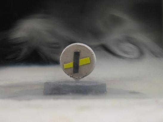 La superconductividad es uno de los descubrimientos más fascinantes de la ciencia del siglo XX. Su gama de aplicaciones es amplísima, pero abarca esencialmente tres tipos: la generación de campos magnéticos intensos, la fabricación de cables de conducción de energía eléctrica y la electrónica. 