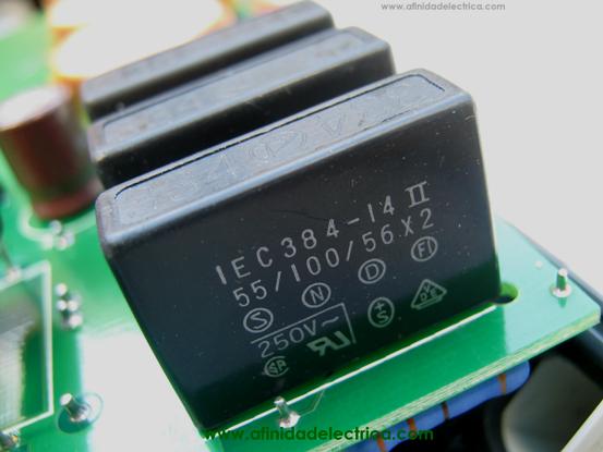 Estos capacitores de film de poliéster metalizado (Metalized polyester film capacitor) tienen la función de filtro de línea o supresión de ruidos e interferencias.