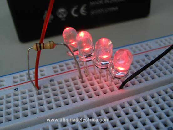 Y un detalle de la conexión serie de los LEDs rojos: