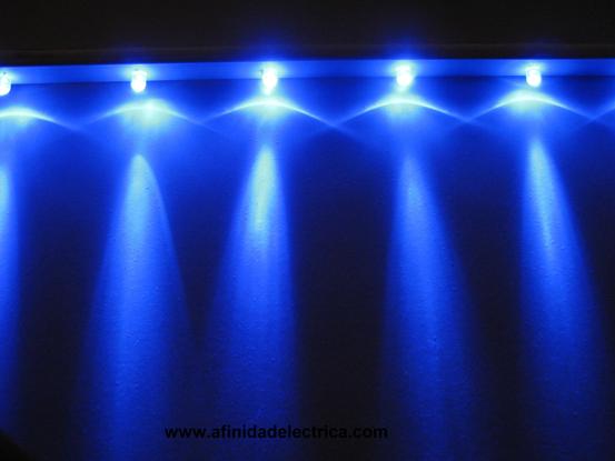 En la siguiente imagen se muestra una barra de LEDs azules montados sobre un perfil de PVC utilizada para la iluminación de un acuario: