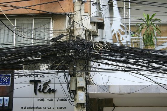 Los cables suspendidos tapan la visual, perjudican la estética y hasta pueden ser peligrosos cuando se cortan y quedan suspendidos.