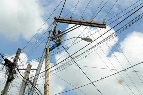 En la calle Livia Veloz número 9, de Los Prados, la PGASE y la SIE, comprobaron un fraude al establecer que los beneficiarios utilizaban un transformador o “cajita mágica” para hacer manipulaciones internas en la instalación eléctrica.