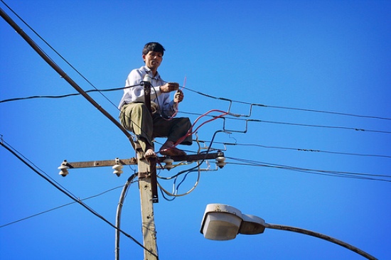 También hay quienes se conectan directamente a un cable externo, aéreo o subterráneo de la AEE.