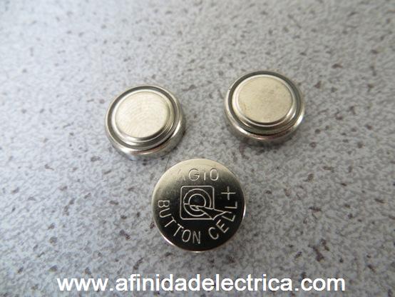 Las pilas son del tipo botón alcalinas de 1,5 Volt y al estar conectadas en serie se obtienen 4,5 Volt para alimentar el circuito.