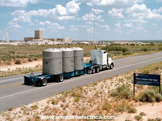 En la carretera que llega a la ciudad, grúas y cabrias extraen petróleo desde las profundidades de la Tierra.