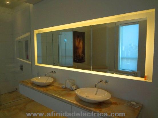 En este ejemplo se muestra la iluminación indirecta de un baño realizada con tiras de LEDs blanco cálido ocultas detrás de un espejo.