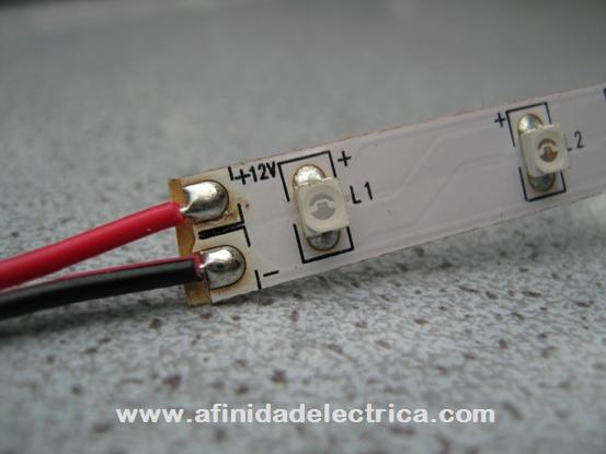 Cada segmento de una tira de LEDs cuenta en sus extremos con islas de cobre para su conexión. Estas islas pueden usarse para soldar cables de conexión o unirlas a otras tiras. 