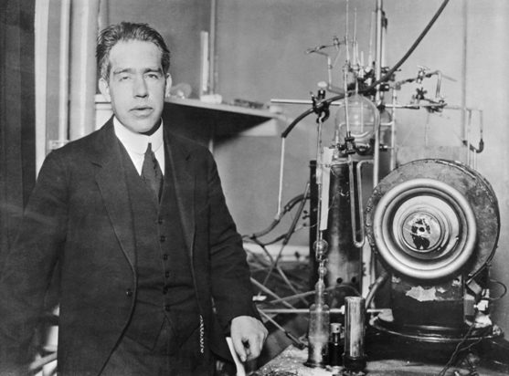 Entre la primavera y el otoño de 1913, un físico danés, Niels Bohr, publicó tres artículos, al primero de los cuáles le puso el lucreciano título Sobre la constitución de los átomos y las moléculas.