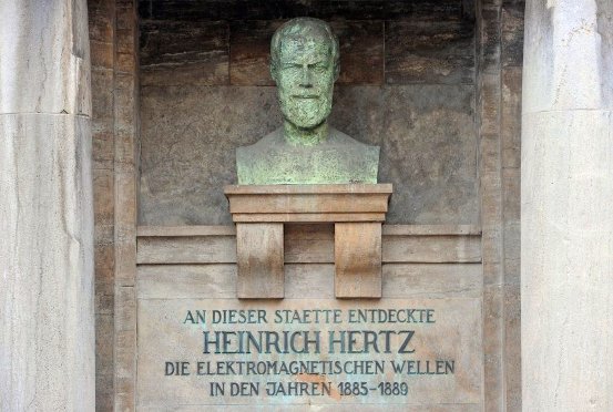 Cuando Hertz trabajaba como profesor de física en la Universidad de Bonn se dedicó al estudio de los rayos catódicos y logró determinar su carácter ondulatorio; además demostró que el calor proporciona una forma de radiación electromagnética.