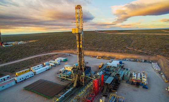 Neuquén, puerta de entrada a la desértica y ventosa Patagonia, conoce el poder del dinero que trae el petróleo.