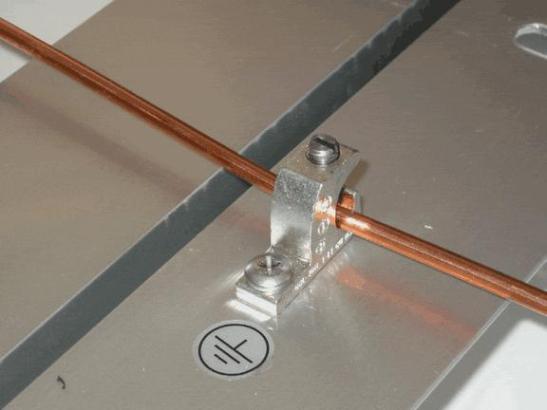 . El cobre, además, tiene una mayor capacidad térmica que el aluminio (cuando se hace referencia a unidad por volumen), lo que significa que se puede disipar más calor durante procesos pasajeros.