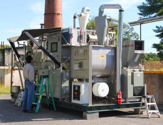 El generador de la biorefinería se debe arrancar y hacer funcionar con combustible diesel durante algunas horas hasta que el gasificador y los biorreactores comienzan a producir el combustible.
