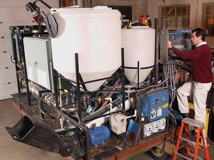 Biorefinería táctica: un generador portátil que convierte la basura en electricidad.