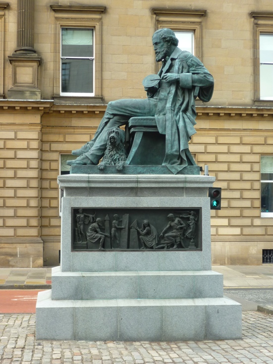Una estatua en la Calle George de Edimburgo.