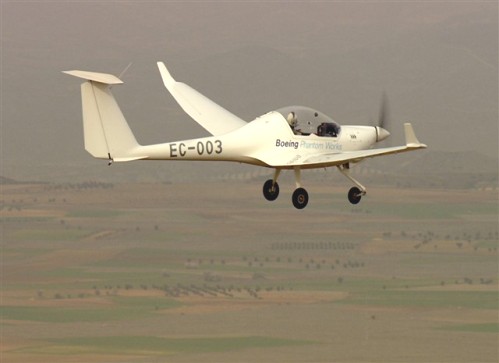 Durante los vuelos, el piloto del avión experimental alcanzó una altitud de 1.000 metros sobre el nivel del mar, utilizando una combinación de energía de la batería y la potencia generada por pilas de combustible de hidrógeno.