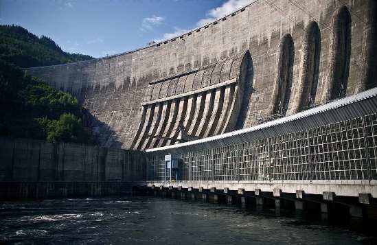 La presa forma parte del embalse Sayano-Shushenskoe, con una capacidad total de 31,34 km3, una capacidad útil de 15,34 km3 y una superficie de 621 km2.