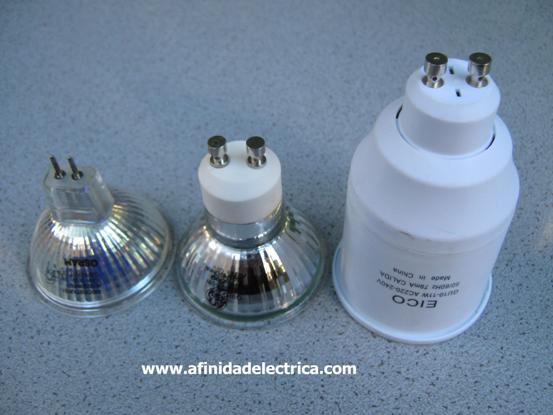 vista frontal de tres tipos de lámparas para su instalación en artefactos de 50mm de diámetro: Dicroicas de 12V, dicroicas de 220V y fluorescentes de bajo consumo.