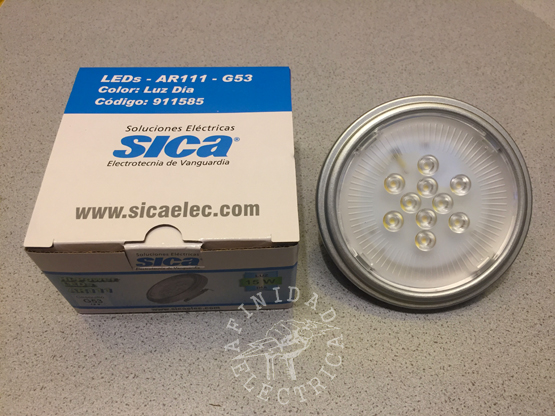 Con estas especificaciones, entre las disponibles en el mercado, elegimos una lámpara Sica ar111 de 15 Watts.