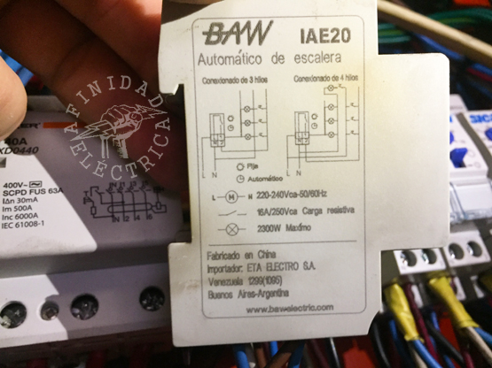 Encontramos los esquemas para la conexión de automáticos Baw en circuitos de tres y cuatro conductores impresos en el lateral del aparato.
